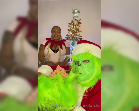 Janeofarchs aka janeofarchs OnlyFans - THE GRINCH SNEAKS INTO MY HOUSE ON CHRISTMAS EVE AND STOLE ALOT OF THINGS FROM ME! FIRST THING