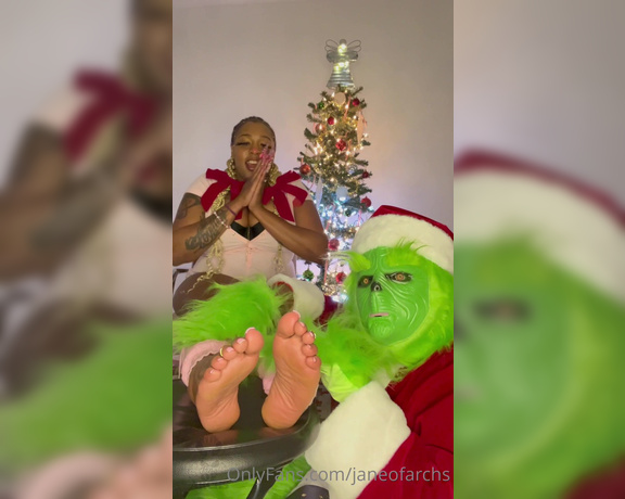 Janeofarchs aka janeofarchs OnlyFans - THE GRINCH SNEAKS INTO MY HOUSE ON CHRISTMAS EVE AND STOLE ALOT OF THINGS FROM ME! FIRST THING