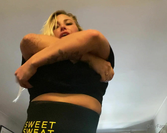 Sorceress Bebe aka b_findom OnlyFans - Post workout Sweaty Stomach Fetish Video