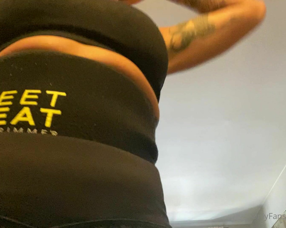 Sorceress Bebe aka b_findom OnlyFans - Post workout Sweaty Stomach Fetish Video