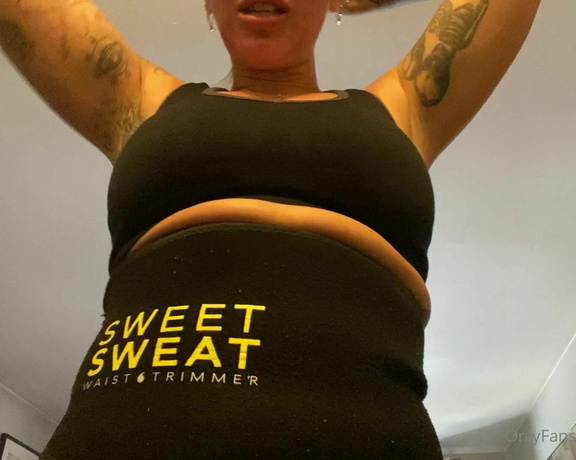 Sorceress Bebe aka b_findom OnlyFans - Post workout Sweaty Stomach Fetish Video