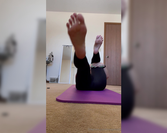 Toespreads aka toespreads OnlyFans - A quick part of my core and booty workout this morning with some foot action