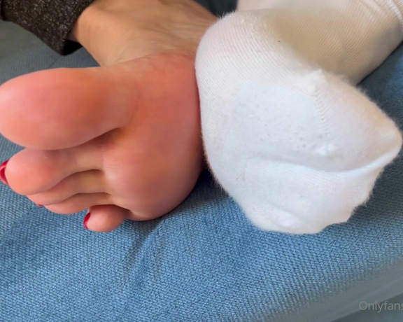 Goddess Grazi aka grazigoddess OnlyFans - Come smell my sweaty feet