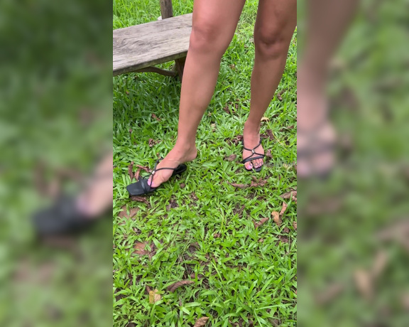 Goddess Ellen aka goddessellen96 OnlyFans - Accompany me while I walk and step on some dried fruits and leaves and then show my dirty feet for
