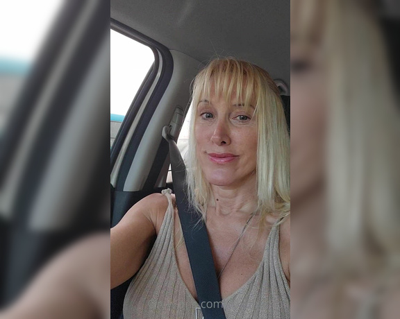 Roxana Moll aka roxanamoll OnlyFans - Yendo a la heladeria