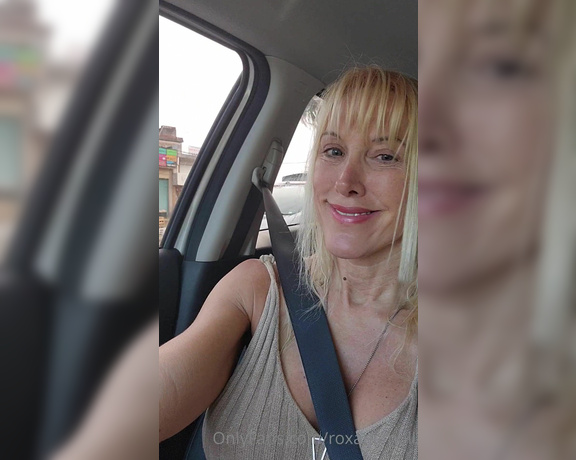 Roxana Moll aka roxanamoll OnlyFans - Yendo a la heladeria