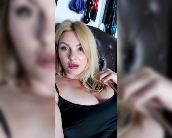 Lady Sara Borgia aka borgia_lady OnlyFans - Are you looking at My cleavage