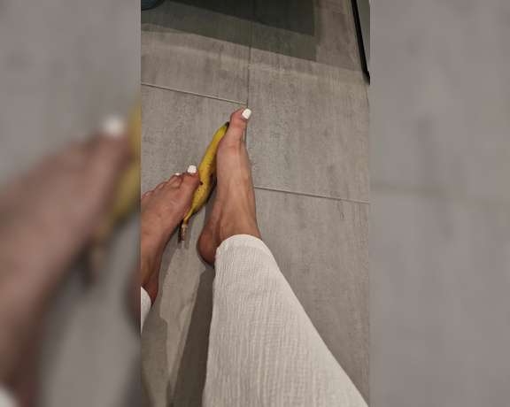 Germangirlnextdoor95 aka germangirlnextdoor95 OnlyFans - If you always wanted to see how i spoil a banana, this is your day