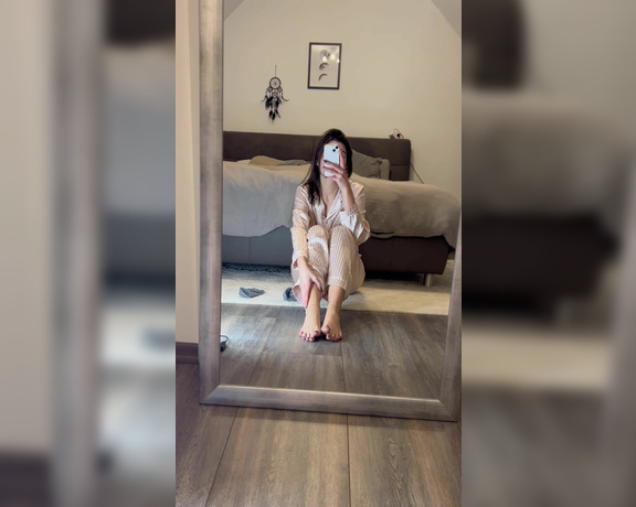 Germangirlnextdoor95 aka germangirlnextdoor95 OnlyFans - Just hanging around in my new pajama with my fresh green toes have a nice day