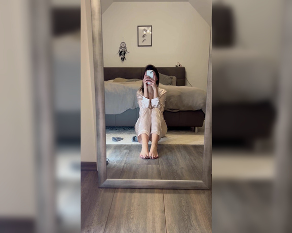 Germangirlnextdoor95 aka germangirlnextdoor95 OnlyFans - Just hanging around in my new pajama with my fresh green toes have a nice day