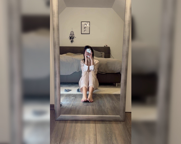 Germangirlnextdoor95 aka germangirlnextdoor95 OnlyFans - Just hanging around in my new pajama with my fresh green toes have a nice day