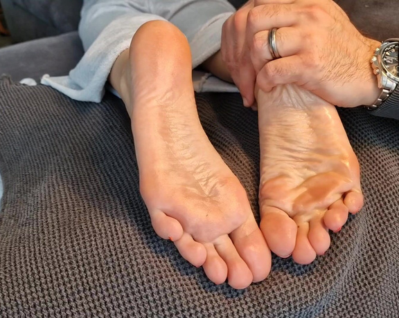 Germangirlnextdoor95 aka germangirlnextdoor95 OnlyFans - He massages my soles with oil