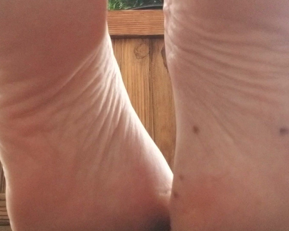 World Goddess aka worldgoddess OnlyFans - Just a little foot POV for my foot slaves Happy Thursday, subbies~!