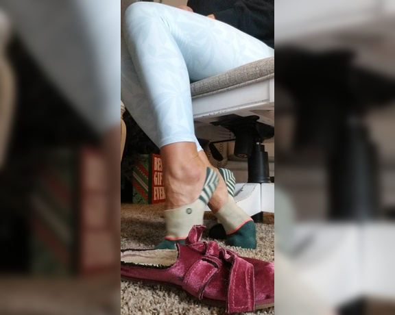 World Goddess aka worldgoddess OnlyFans - Stinky socks out of stinky slippers