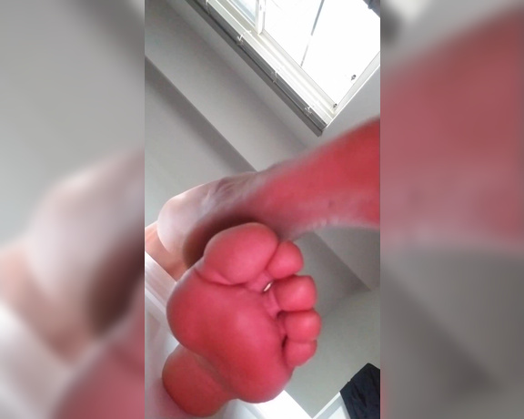 World Goddess aka worldgoddess OnlyFans - My stinky morning feet pt 2 )