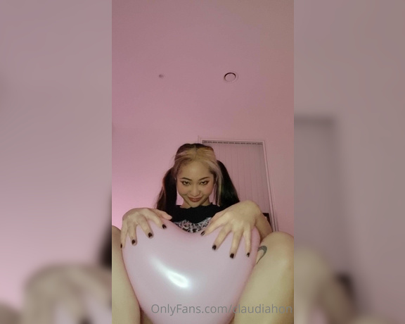 Claudiahon aka claudiahon OnlyFans - Should I pop it with my thighs