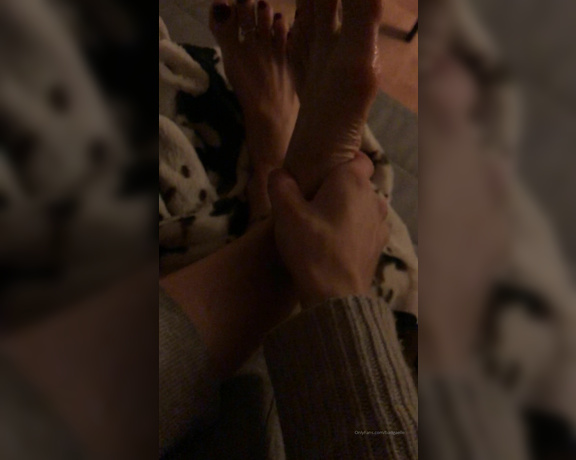 GoddessGaelle aka badgaelle OnlyFans - Mes pauvres pieds avaient besoin d’tre hydrater