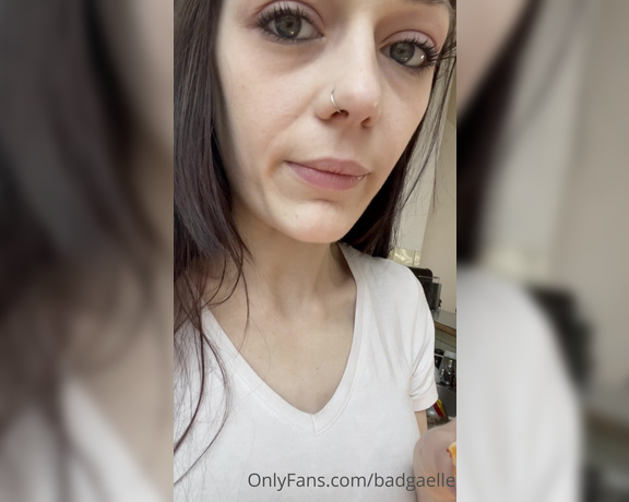 GoddessGaelle aka badgaelle OnlyFans - Manger quelque chose qui est pass dans ma bouche est un honneur