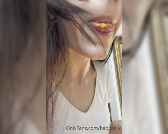 GoddessGaelle aka badgaelle OnlyFans - Manger quelque chose qui est pass dans ma bouche est un honneur