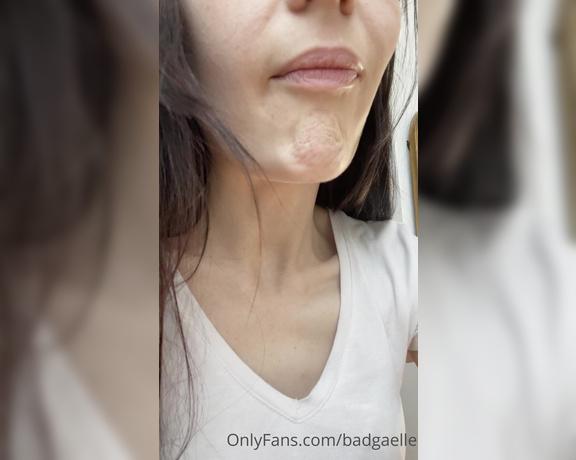 GoddessGaelle aka badgaelle OnlyFans - Manger quelque chose qui est pass dans ma bouche est un honneur