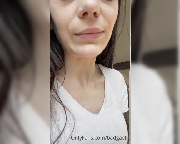 GoddessGaelle aka badgaelle OnlyFans - Manger quelque chose qui est pass dans ma bouche est un honneur