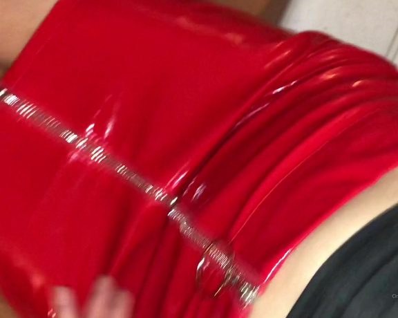 GoddessGaelle aka badgaelle OnlyFans - Nouvelle jupe en vinyle rouge