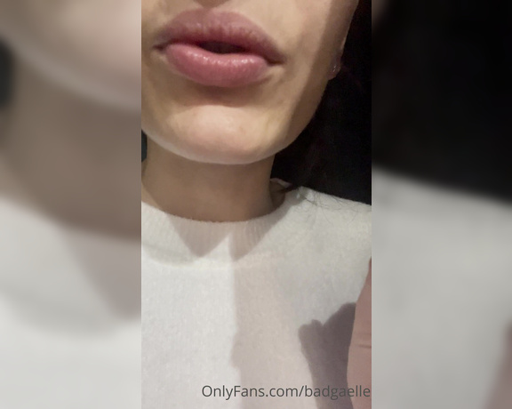 GoddessGaelle aka badgaelle OnlyFans - Des dragibus pr mch et remplis de salive apptissant n’est ce pas