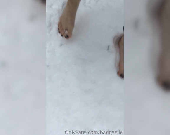 GoddessGaelle aka badgaelle OnlyFans - Quand j’tais petite j’aimais trop marcher pieds nus dans la neige dans mon jardin J’ad