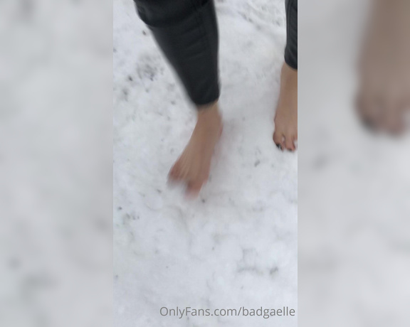 GoddessGaelle aka badgaelle OnlyFans - Quand j’tais petite j’aimais trop marcher pieds nus dans la neige dans mon jardin J’ad