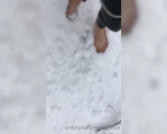 GoddessGaelle aka badgaelle OnlyFans - Quand j’tais petite j’aimais trop marcher pieds nus dans la neige dans mon jardin J’ad