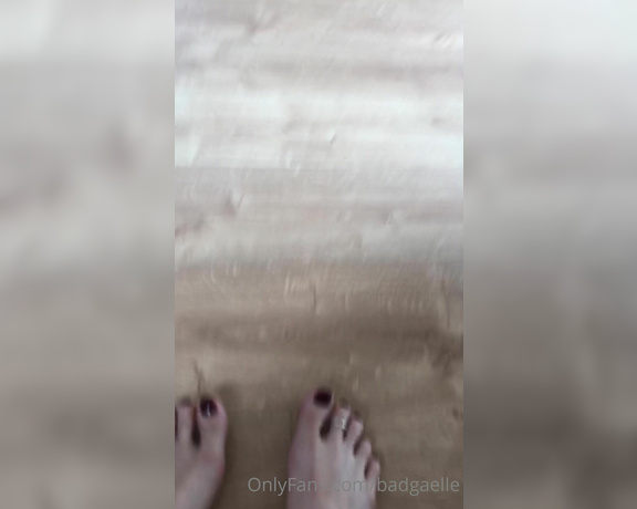 GoddessGaelle aka badgaelle OnlyFans - Pour les petits toutous nettoyeur de pieds