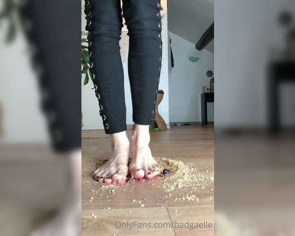 GoddessGaelle aka badgaelle OnlyFans - Food crush avec nettoyage de mon pieds la fin