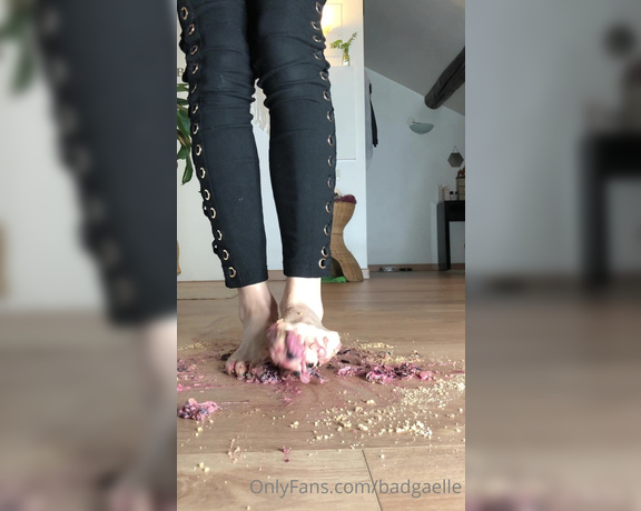 GoddessGaelle aka badgaelle OnlyFans - Food crush avec nettoyage de mon pieds la fin