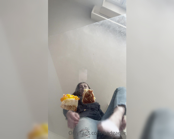 GoddessGaelle aka badgaelle OnlyFans - Craser des restes de cheesecake bien crmeux et moelleux Il manquait juste un nettoyeur de pieds