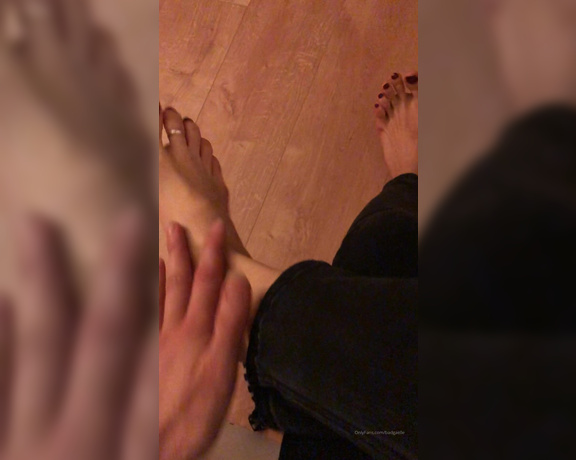 GoddessGaelle aka badgaelle OnlyFans - Je veux un esclave rien que pour mes pieds