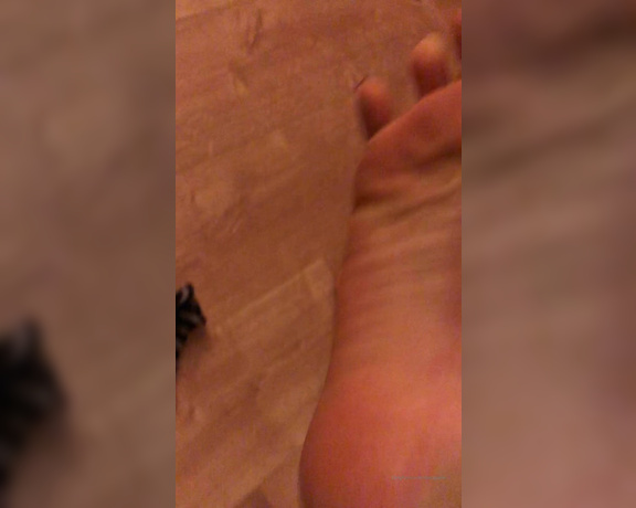 GoddessGaelle aka badgaelle OnlyFans - Je veux un esclave rien que pour mes pieds