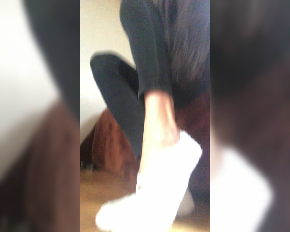 GoddessGaelle aka badgaelle OnlyFans - Renifle mes petits chaussons