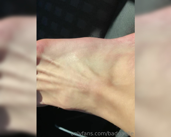 GoddessGaelle aka badgaelle OnlyFans - Viens nettoyer les pieds de ta maitresse aprs le sport !