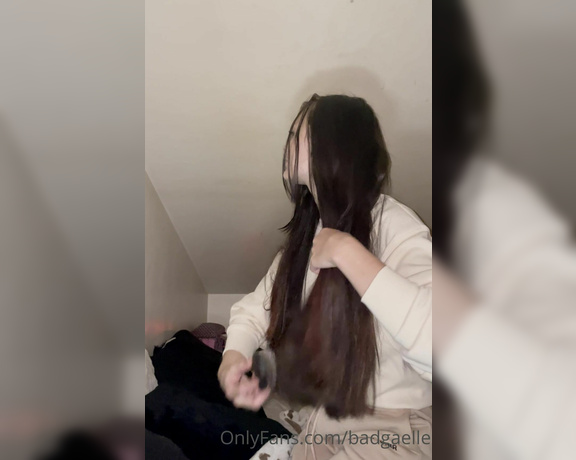 GoddessGaelle aka badgaelle OnlyFans - Hair fetish Laisse toi hypnotiser par mes cheveux soyeux