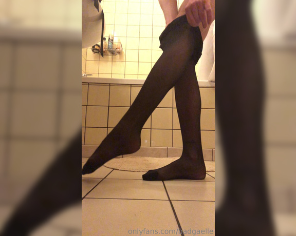 GoddessGaelle aka badgaelle OnlyFans - Admire moi mettre mon collant dans la salle de bain