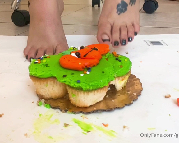 Prettynikkitoez aka prettynikkitoez OnlyFans - Happy Halloween my loves love how the frosting oozes between my long toesss 1