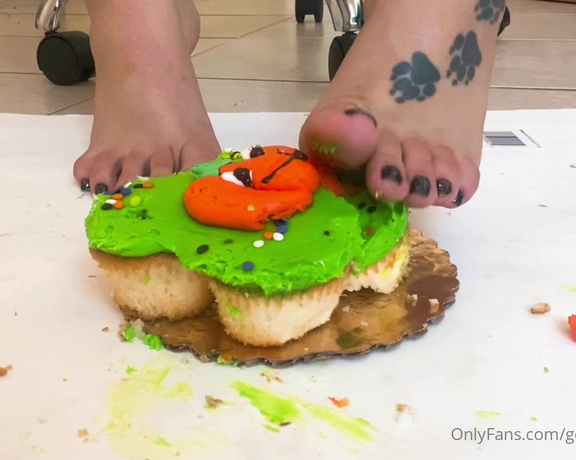 Prettynikkitoez aka prettynikkitoez OnlyFans - Happy Halloween my loves love how the frosting oozes between my long toesss 1