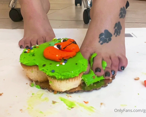 Prettynikkitoez aka prettynikkitoez OnlyFans - Happy Halloween my loves love how the frosting oozes between my long toesss 1