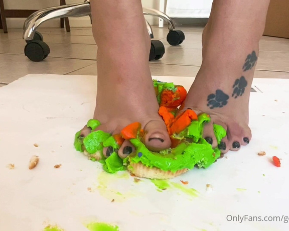 Prettynikkitoez aka prettynikkitoez OnlyFans - Happy Halloween my loves love how the frosting oozes between my long toesss 1