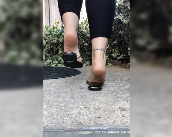 Prettynikkitoez aka prettynikkitoez OnlyFans - Outside FlipFlop Tease don’t you love the way they SLAP my soles