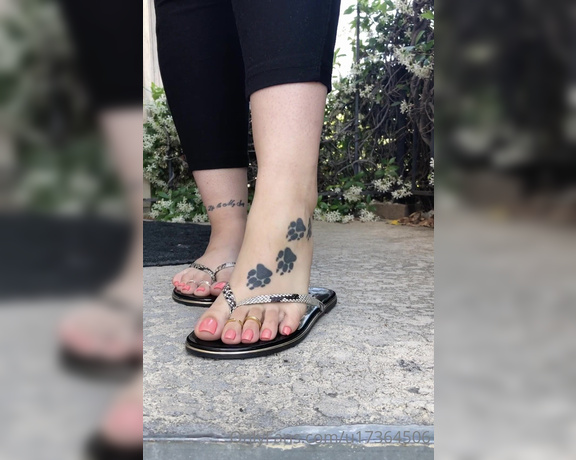 Prettynikkitoez aka prettynikkitoez OnlyFans - Outside FlipFlop Tease don’t you love the way they SLAP my soles