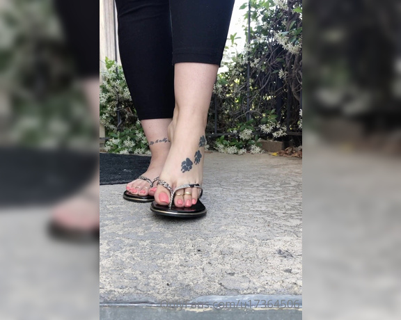 Prettynikkitoez aka prettynikkitoez OnlyFans - Outside FlipFlop Tease don’t you love the way they SLAP my soles