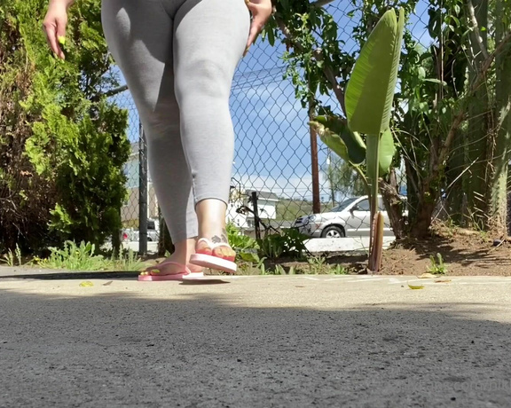 Prettynikkitoez aka prettynikkitoez OnlyFans - A few asked for the pink flip flops here you go babies