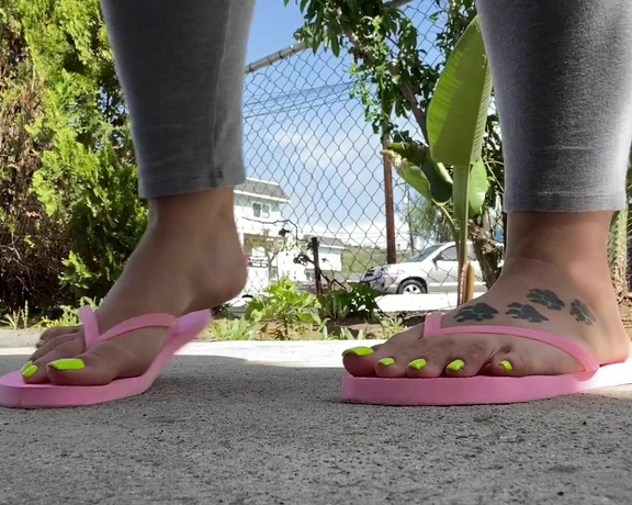 Prettynikkitoez aka prettynikkitoez OnlyFans - A few asked for the pink flip flops here you go babies