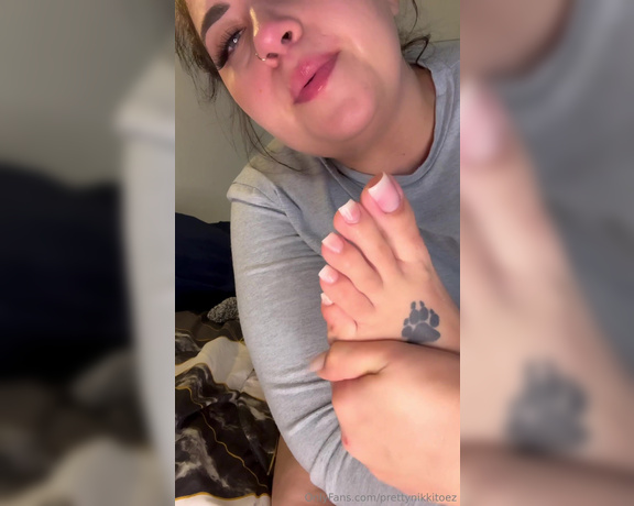 Prettynikkitoez aka prettynikkitoez OnlyFans - I looove suckin my own toes……